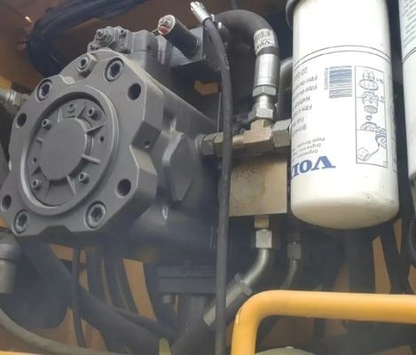 オリジナルの水力シリンダーと225kWのパワーで手頃な価格で使ったボルボ 480掘削機
