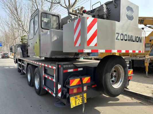 卓越した性能と最大4.5トンの持ち上げ負荷を持つ使用 Zoomlion 25トンクレーン