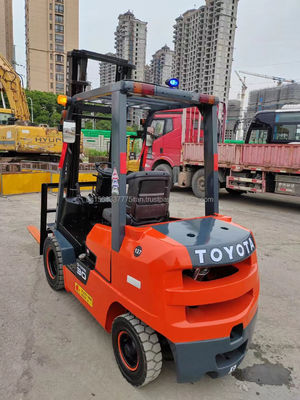 3000kg 重量 トヨタ 7F30 中古ディーゼルフォークリフト 99% 2012年モデル 高効率